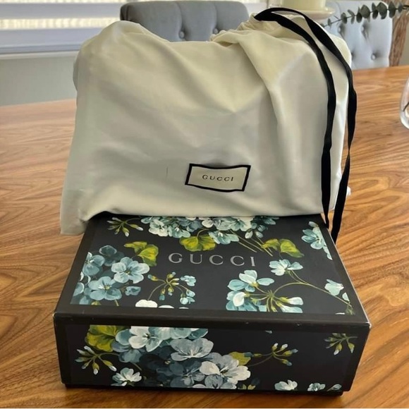 Selling for 1,100. I’m pregnant so I’m selling most of my used expensive stuff - Picture 3 of 6